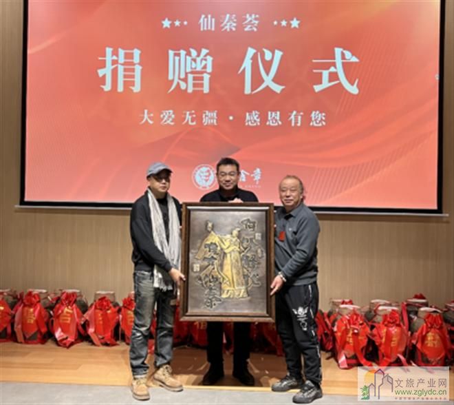《弘扬中国传统文化致敬酿造行业泰斗》 艺术家向秦含章酒文化纪念馆捐赠作品